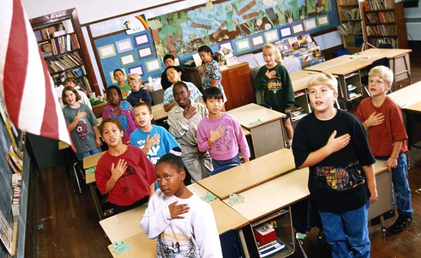 Estudiantes recitan la jura a la bandera.