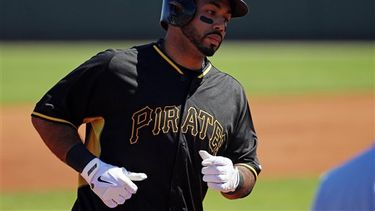 El dominicano Pedro Alvarez, de los Piratas de Pittsburgh, recorre las bases tras conectar un jonrón de dos carreras frente a los Medias Rojas de Boston en un juego de pretemporada