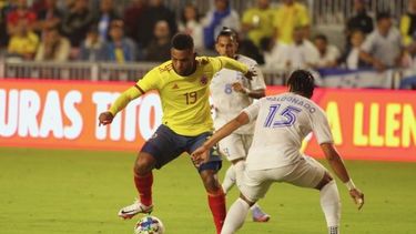 Miguel Borja (19), de Colombia, enfrenta la marcación de Denil Maldonado (15), el dmingo 16 de enero en el estadio del Inter Miami en Fort Lauderdale.&nbsp; &nbsp;