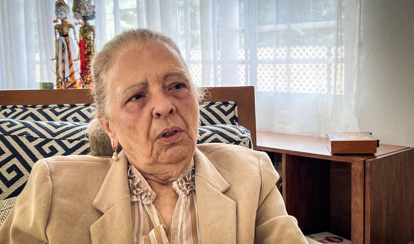 La disidente cubana Martha Beatriz Roque, de 78 años, habla durante una entrevista con la AFP en La Habana, el 23 de febrero de 2024.