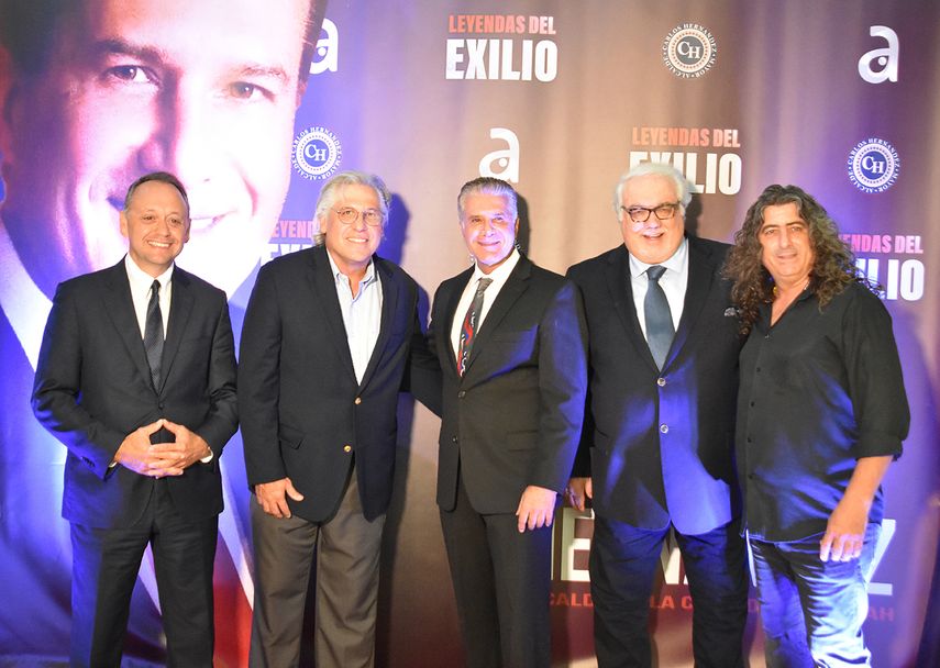 Marcel Felipe y Miguel Cossio, junto a Carlos Hernández, alcalde de Hialeah; Carlos Vasallo, y el realizador Lilo Vilaplana.&nbsp;