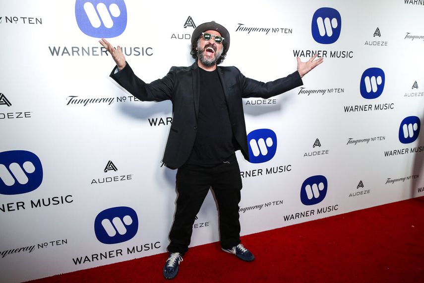 Mr. Brainwash llega a la fiesta posterior a los premios Grammy organizada por Warner Music Group en Milk Studios el lunes 15 de febrero de 2016 en Los Ángeles.