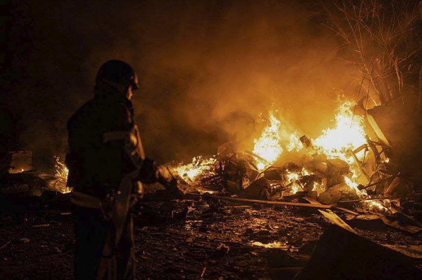 En esta imagen proporcionada por el Ministerio ucraniano de Situaciones de Emergencia, bomberos apagan un incendio provocado por restos de un cohete ruso que había sido derribado por defensas antiaéreas, durante un ataque ruso en Kiev, Ucrania, la madrugada del martes 16 de mayo de 2023.&nbsp;