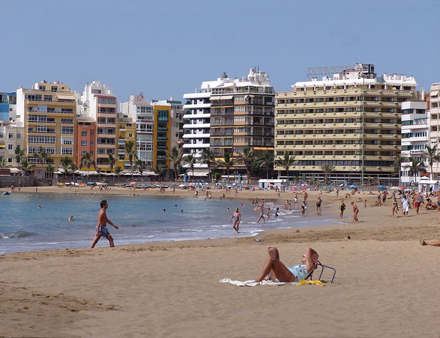 Vista parcial de la playa Las Canteras en Las Palmas de Gran Canaria.