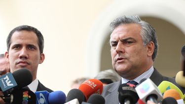 El embajador de España en Venezuela Jesús Silva declara a la prensa junto al presidente encargado del país, Juan Guaidó.