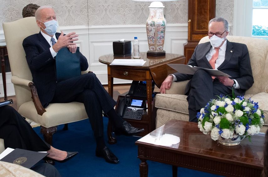 El presidente Joe Biden organiza una reunión con los demócratas del Senado, incluido el líder de la mayoría del Senado, Chuck Schumer (derecha), sobre un proyecto de ley de ayuda de COVID. El encuentro se realizó en la Oficina Oval de la Casa Blanca en Washington, DC, el 3 de febrero de 2021.&nbsp;