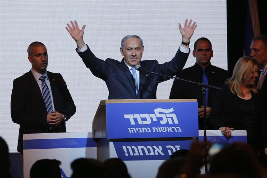 El primer ministro israelí, Benjamin Netanyahu, saluda a sus seguidores mientras pronuncia un discurso el martes 17 de marzo de 2015, en Tel Aviv. (EFE). 