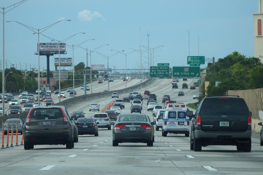 Miles de automóviles transitan diariamente por la autopista I-95, en Miami, y consumen altas cifras de gasolina.