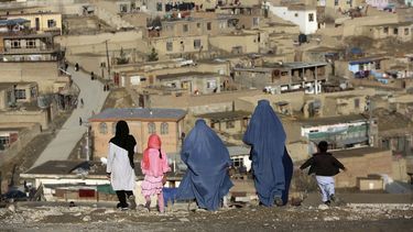 Mujeres con burkas caminan en la colina Nadir Khan con vista a Kabul, Afganistán.  