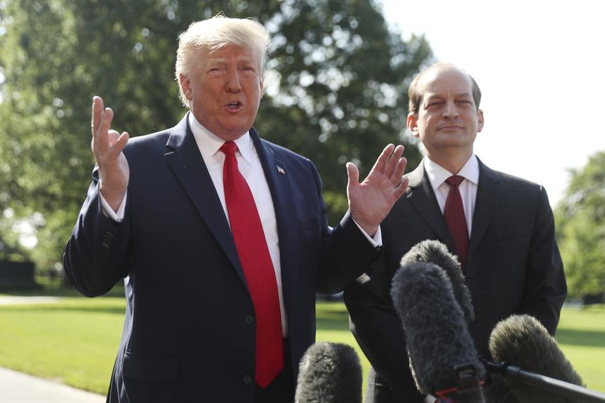 El presidente Donald Trump habla con la prensa junto al secretario de Trabajo Alex Acosta en los jardines de la Casa Blanca.&nbsp;