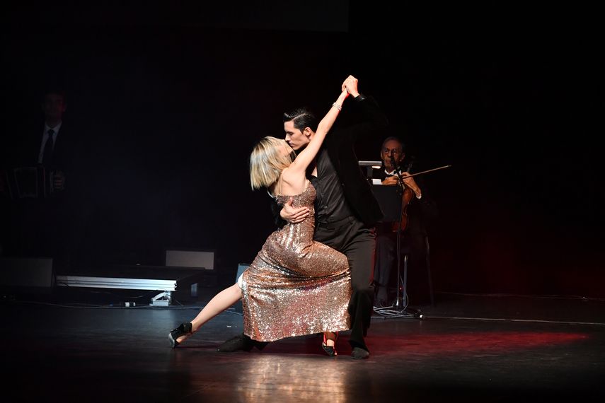 Bailarines de Tango Lovers amenizaron la velada con sus movimientos.&nbsp;