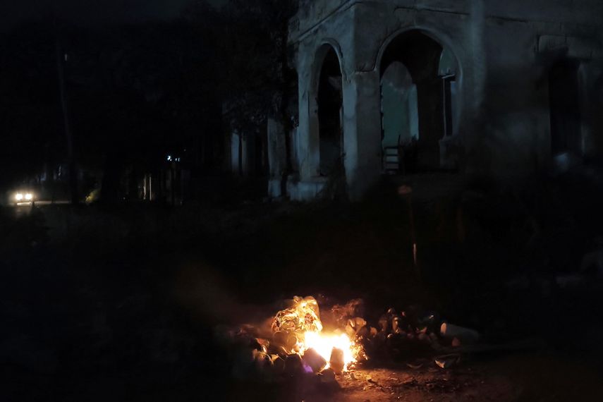 Fotografía que muestra una quema de basuras durante un apagón el 5 de marzo de 2026, en La Habana (Cuba).&nbsp;