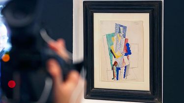 La obra de 1914, Hombre con el sombrero de ópera, data del período cubista del maestro español, Pablo Picasso. (AP Photo/Remy de la Mauviniere)
