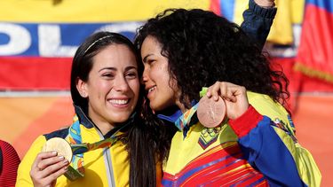 La ganadora de oro, Mariana Pajón (izquierda) de Colombia, celebra con la venezolana Stefany Hernández, medalla de bronce, durante la ceremonia de medallas tras la final de ciclismo BMX