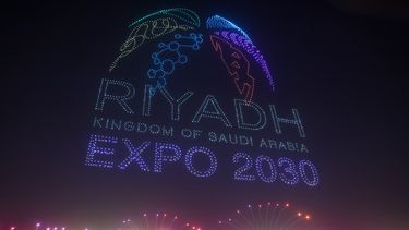 Realizan una exhibición de luces creada con drones después de que Riad ganara el derecho de albergar la Exposición Mundial 2030 en el distrito financiero Rey Abdullah en Riad, el 28 de noviembre de 2023.