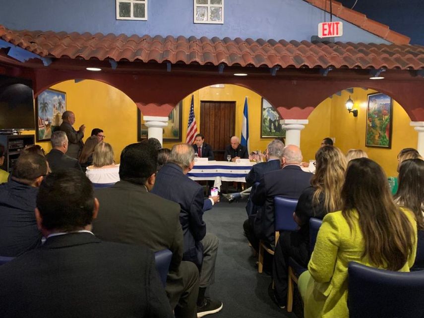 En senador Marco Rubio y el representante federal Carlos Gimenez se reunieron con miembros de la comunidad nicaragüense.&nbsp;