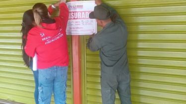 Funcionarios del Seniat y de la GNB colocan cartel de “clausurado” en negocio que vendió comida a María Corina Machado &nbsp;