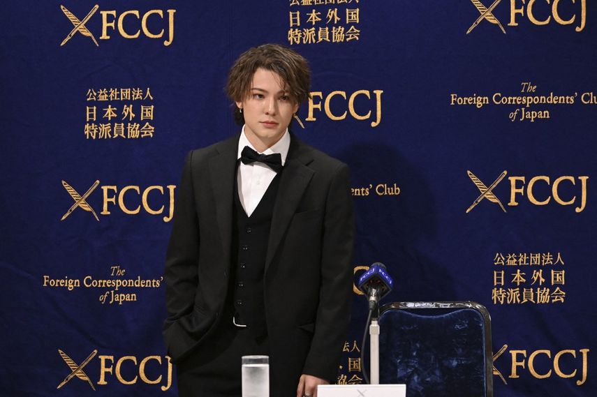 El cantante japonés-brasileño Kauan Okamoto, ex miembro del grupo ídolo japonés Johnnys Junior, da una conferencia de prensa en el Club de Corresponsales Extranjeros de Japón en Tokio el 12 de abril de 2023. &nbsp;