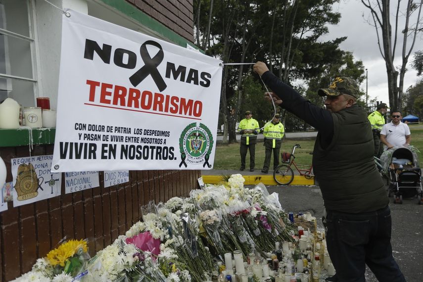 Un hombre extiende una pancarta durante un homenaje a los cadetes muertos por la explosión de un carro bomba el jueves 17 de enero de 2019 contra la Escuela de Cadetes de la Policía de Colombia en Bogotá.