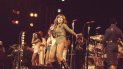 En esta imagen proporcionada por HBO Tina Turner durante una presentación en 1976 en una escena del documental Tina. En esta imagen proporcionada por HBO Tina Turner durante una presentación en 1976 en una escena del documental Tina.
