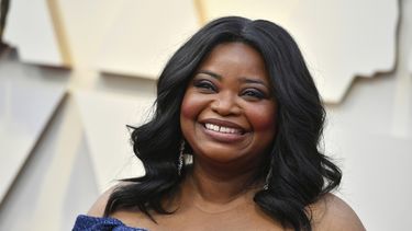 Octavia Spencer llega a la pasada entrega de los Oscar en el Teatro Dolby, en Los Angeles. La actriz pide que Hollywood contrate m&aacute;s actores con&nbsp;discapacidades.