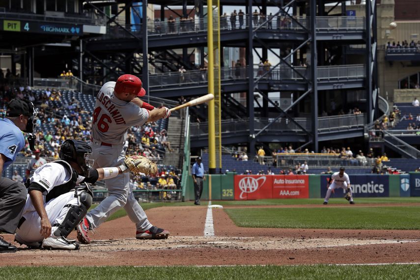 Paul Goldschmidt de los Cardenales de San Luis batea un jonr&oacute;n solitario ante los Piratas de Pittsburgh, el jueves 25 de julio de 2019.&nbsp;