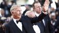 Kevin Costner saluda al público a su llegada al Festival de Cine de Cannes.&nbsp;