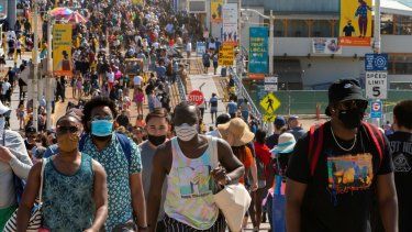 Personas reunidas en el Santa Mónica Pier en Santa Mónica, California.&nbsp;