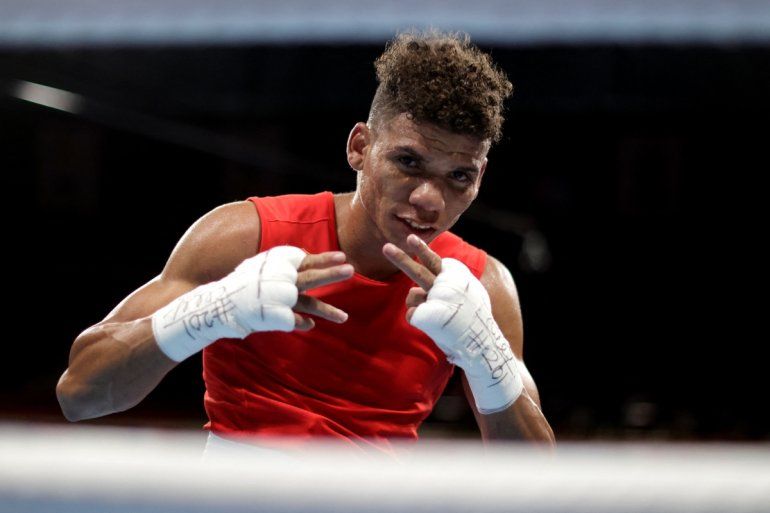 El púgil de Cuba Yosbany Veitia celebra tras vencer al ghanés Tetteh Sulemanu después de su pelea de boxeo de octavos de final de mosca masculina (48-52 kg) durante los Juegos Olímpicos de Tokio 2020