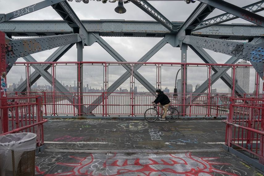 Un ciclista usa una m&aacute;scara mientras circula sobre un puente en el distrito de Brooklyn el 25 de marzo de 2020 en Nueva York. El n&uacute;mero de casos confirmados del nuevo coronavirus en los EE. UU., lleg&oacute; a 60,115 el 25 de marzo, mientras que 827 personas han muerto. &nbsp; Un ciclista usa una m&aacute;scara mientras circula sobre un puente en el distrito de Brooklyn el 25 de marzo de 2020 en Nueva York. El n&uacute;mero de casos confirmados del nuevo coronavirus en los EE. UU., lleg&oacute; a 60,115 el 25 de marzo, mientras que 827 personas han muerto. &nbsp; &nbsp; &nbsp; &nbsp; &nbsp; Un ciclista usa una m&aacute;scara mientras circula sobre un puente en el distrito de Brooklyn el 25 de marzo de 2020 en Nueva York. El n&uacute;mero de casos confirmados del nuevo coronavirus en los EE. UU., lleg&oacute; a 60,115 el 25 de marzo, mientras que 827 personas han muerto. &nbsp;