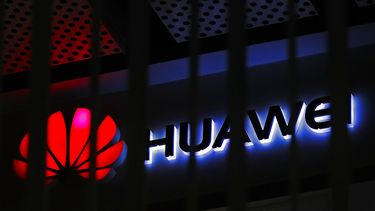 El logo de la empresa china de tecnología Huawei afuera de un edificio de oficinas en Beijing, el 8 de marzo de 2019.