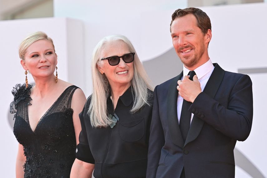 De izquierda a derecha, la actriz estadounidense Kirsten Dunst, la directora neozelandesa Jane Campion y el actor británico Benedict Cumberbatch llegan para la proyección de la película El poder del perro el 2 de septiembre de 2021 en el Festival de Cine de Venecia.