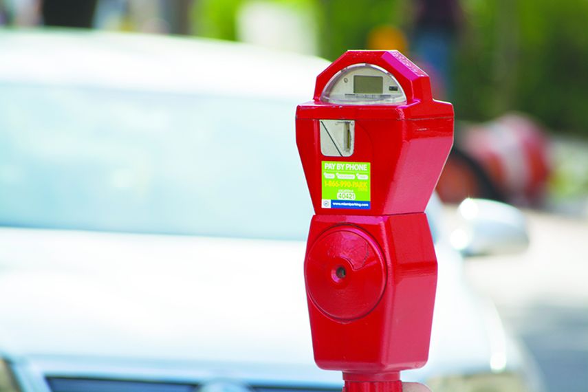 Los parquímetros individuales para cobros de estacionamientos en la ciudad han ido desapareciendo, y ahora se colocan máquinas que aceptan dinero y tarjetas. (Y. HERNÁNDEZ)