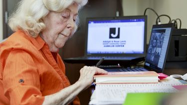 Trudy Berlin fotografiada durante las charlas virtuales que coordina con ancianas como ella a través de Zoom, en foto del 16 de marzo del 2021 en Boca Ratón, Florida.&nbsp;