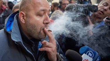Un hombre fuma el cannabis que acaba de comprar en una tienda en Montreal (Canadá), hoy, 17 de octubre de 2018.