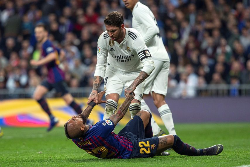 El defensa del Real Madrid&nbsp;Sergio&nbsp;Ramos&nbsp;(arriba) y el chileno Arturo Vidal, del FC Barcelona, durante el partido de la 26ª jornada de Liga en Primera División que Real Madrid y FC Barcelona juegan esta noche en el estadio Santiago Bernabéu, en Madrid.&nbsp;