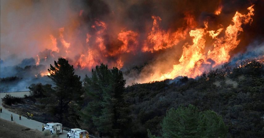 Cerca de 5.000 bomberos continúan trabajando sobre la zona, donde más de mil edificios quedaron destruidos por el fuego.
