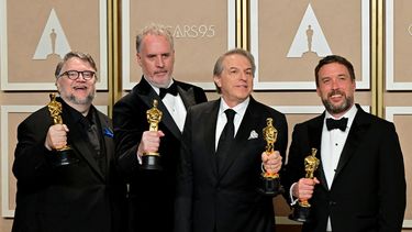 Los nominados al mejor largometraje de animación por Pinocho de Guillermo del Toro Guillermo del Toro, Mark Gustafson, Gary Ungar y Alex Bulkley posan con el Oscar a la mejor película de animación en la sala de prensa durante la 95ª Entrega Anual de los Premios de la Academia en el Dolby Theatre de Hollywood. California el 12 de marzo de 2023.