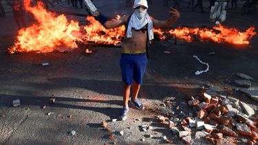Un manifestante contra el gobierno posa junto a una barricada durante las protestas en Santiago de Chile.
