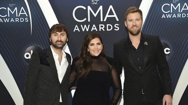 En esta fotograf&iacute;a de archivo del 14 de noviembre de 2018,&nbsp;de izquierda a derecha, Dave Haywood, Hillary Scott y Charles Kelley, de la banda Lady A, conocida antes como Lady Antebellum, llegan a la 52&ordf; entrega de los premios CMA en Nashville, Tennessee.&nbsp;El grupo galardonado con el Grammy, que retir&oacute; la palabra Antebellum de su nombre por los v&iacute;nculos de la palabra con la esclavitud, present&oacute; una demanda contra una cantante&nbsp;afroamericana que ha usado ese nombre art&iacute;stico.&nbsp;
