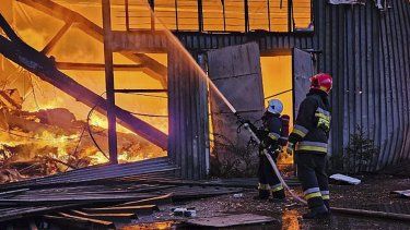 En esta imagen, distribuida por el Servicio de Emergencias de Ucrania, bomberos tratan de sofocar un incendio causado por un ataque ruso, en Leópolis, Ucrania, el 19 de septiembre de 2023. 