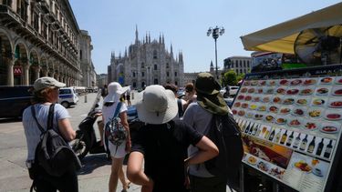 Turistas tratan de protegerse del calor frente al Duomo en Milán, Italia, el 16 de julio del 2024.