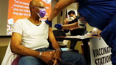 El cardiólogo Farley Neasman recibe la vacuna de Pfizer-BioNTech contra el COVID-19 en el Centro Médico Valley Baptist, el viernes 18 de diciembre de 2020, en Harlingen, Texas.&nbsp;