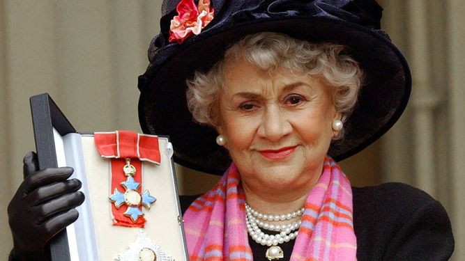 La actriz Joan Plowright posa después de ser nombrada Dama por el Príncipe de Gales en el Palacio de Buckingham en Londres, el 20 de febrero de 2004.