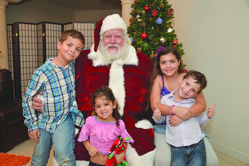 Lucas Turra, Angelina Messina , Nicole Mata y Nicholas Turra junto a Santa. (ÁLVARO MATA)