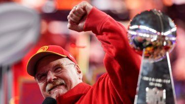 Andy Reid, head coach de los Chiefs de Kansas City, celebra después de conquistar el título del Super Bowl 58 en contra de los 49ers de San Francisco, el domingo 11 de febrero de 2024, en Las Vegas. Los Chiefs ganaron 25-22.&nbsp;