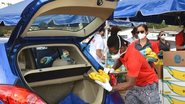 En Miami-Dade los alimentos son depositados en el maletero del auto, para agilizar el flujo de personas.