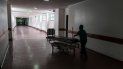 Un trabajador de la salud mueve una camilla por un pasillo del Hospital Universitario, uno de los más importantes en la formación de médicos del país, en Caracas (Venezuela) el 3 de junio de 2021. Un trabajador de la salud mueve una camilla por un pasillo del Hospital Universitario, uno de los más importantes en la formación de médicos del país, en Caracas (Venezuela) el 3 de junio de 2021.