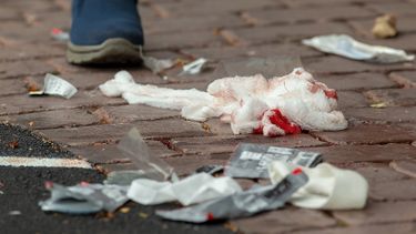 Vendajes ensangrentados en la carretera después del tiroteo que dejó 49 muertos en una mezquita en Christchurch, Nueva Zelanda.