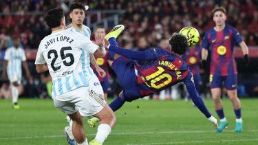 El delantero español #10 del Barcelona, Lamine Yamal, marca el tercer gol de su equipo durante el partido de la liga española entre el FC Barcelona y el Real Oviedo en el Estadio Camp Nou de Barcelona el 25 de enero de 2026.